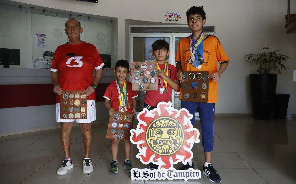 Juan Manuel Ramírez y sus nietos listos para la carrera de El Sol de Tampico Alberto Mar (2)